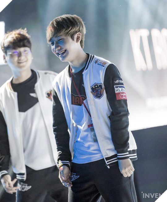 Trước khi siêu đại chiến giữa SKT và KT Rolster diễn ra, quang cảnh nơi thi đấu trông như thế này đây