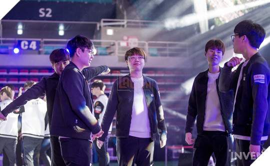 Trước khi siêu đại chiến giữa SKT và KT Rolster diễn ra, quang cảnh nơi thi đấu trông như thế này đây