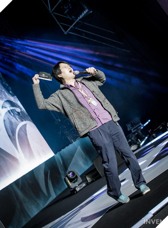 Trước khi siêu đại chiến giữa SKT và KT Rolster diễn ra, quang cảnh nơi thi đấu trông như thế này đây