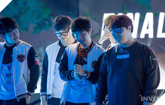 Trước khi siêu đại chiến giữa SKT và KT Rolster diễn ra, quang cảnh nơi thi đấu trông như thế này đây