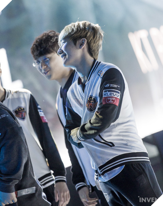 Trước khi siêu đại chiến giữa SKT và KT Rolster diễn ra, quang cảnh nơi thi đấu trông như thế này đây