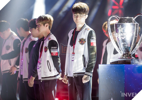 Trước khi siêu đại chiến giữa SKT và KT Rolster diễn ra, quang cảnh nơi thi đấu trông như thế này đây