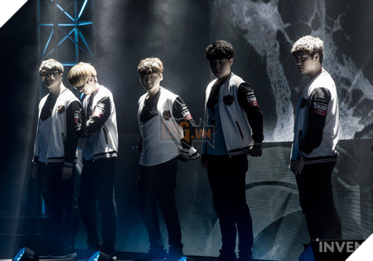 Trước khi siêu đại chiến giữa SKT và KT Rolster diễn ra, quang cảnh nơi thi đấu trông như thế này đây