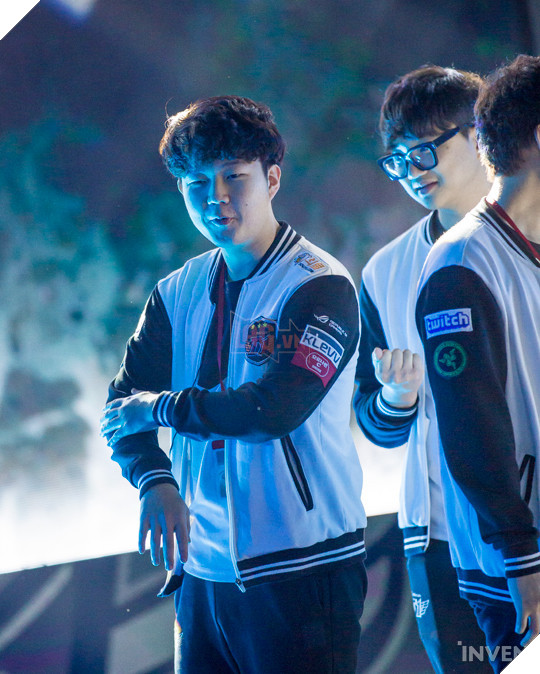 Trước khi siêu đại chiến giữa SKT và KT Rolster diễn ra, quang cảnh nơi thi đấu trông như thế này đây