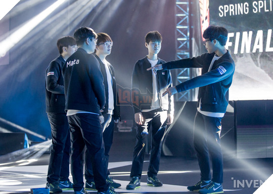 Trước khi siêu đại chiến giữa SKT và KT Rolster diễn ra, quang cảnh nơi thi đấu trông như thế này đây