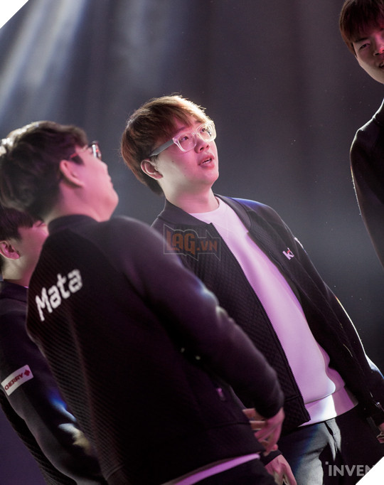 Trước khi siêu đại chiến giữa SKT và KT Rolster diễn ra, quang cảnh nơi thi đấu trông như thế này đây