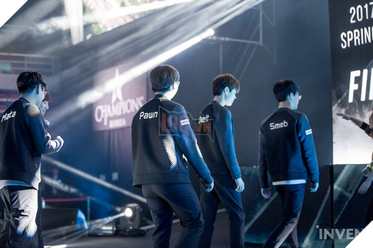 Trước khi siêu đại chiến giữa SKT và KT Rolster diễn ra, quang cảnh nơi thi đấu trông như thế này đây