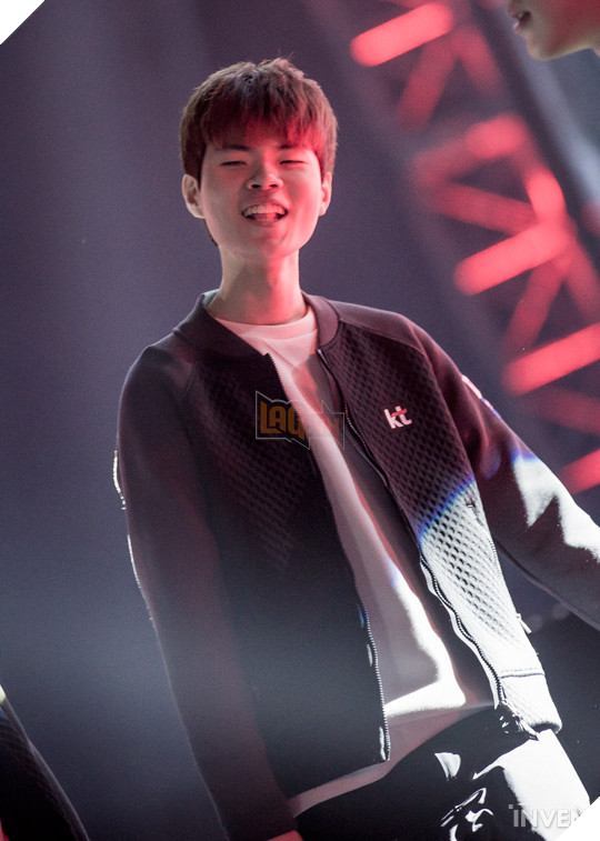 Trước khi siêu đại chiến giữa SKT và KT Rolster diễn ra, quang cảnh nơi thi đấu trông như thế này đây