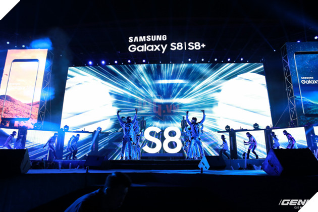 
Chương trình diễn ra với nhiều hiệu ứng ánh sáng đẹp mắt.
