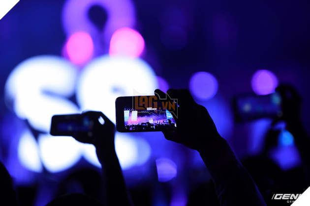 
Phía dưới sân khấu, các bạn trẻ dùng smartphone lưu giữ lại những khoảnh khắc đẹp nhất trong buổi tiệc.
