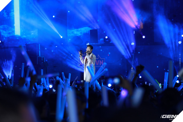 
Chàng ca sĩ điển trai Hà Anh Tuấn đang chinh phục khán giả với những bản tình ca ngọt ngào.
