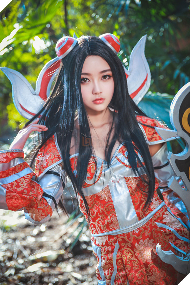 Cosplay nàng Irelia "mặt búng ra sữa" trong Liên Minh Huyền Thoại