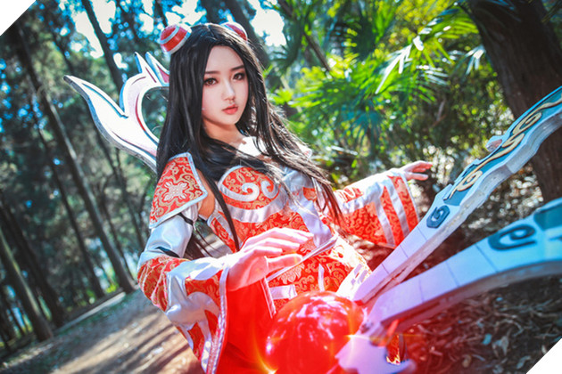 Cosplay nàng Irelia "mặt búng ra sữa" trong Liên Minh Huyền Thoại