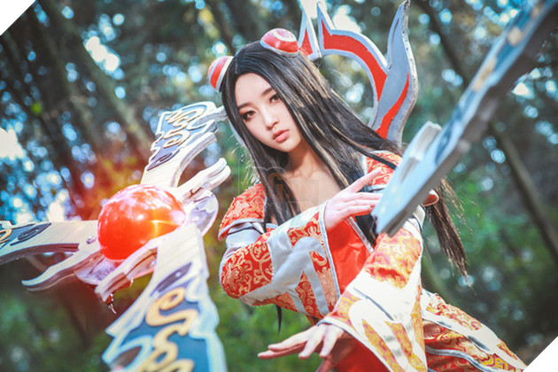 Cosplay nàng Irelia "mặt búng ra sữa" trong Liên Minh Huyền Thoại