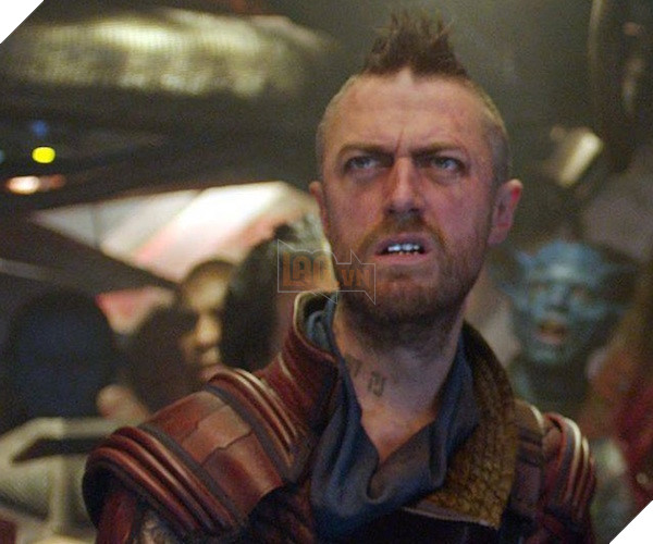 Đàn em trung thành Kraglin nay tiếp quản chiếc vây và mũi tên huyền thoại của Yondu. Nhân vật do em trai của đạo diễn James Gunn thể hiện