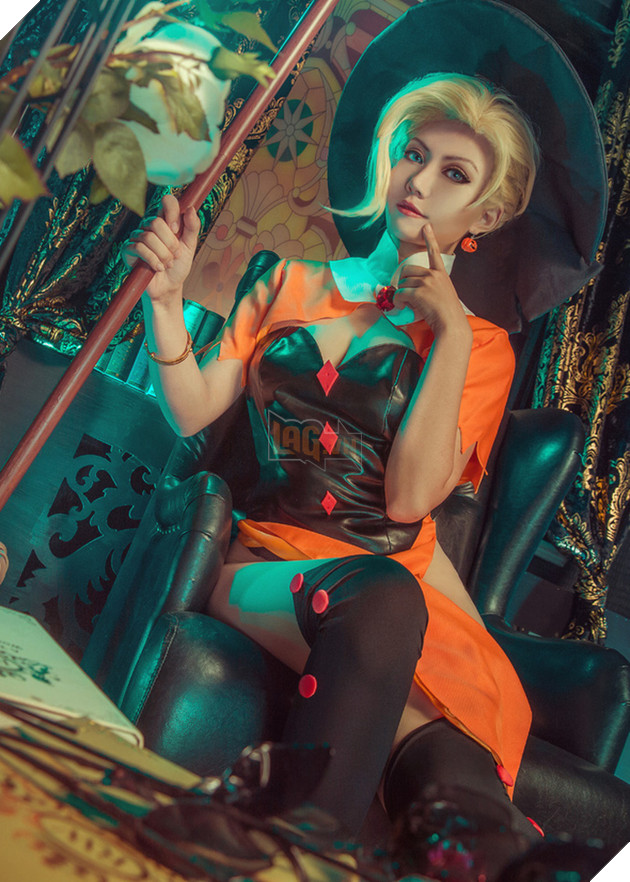 Chảy máu mũi với cosplay Mercy cực gợi cảm trong Overwatch