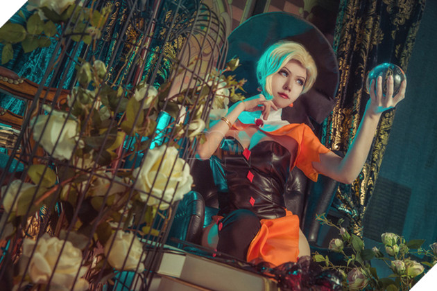 Chảy máu mũi với cosplay Mercy cực gợi cảm trong Overwatch
