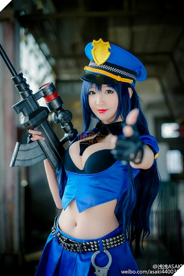 Cosplay nữ cảnh sát trưởng Caitlyn cực sexy và gợi cảm, bạn có sẵn sàng để... đi tù?