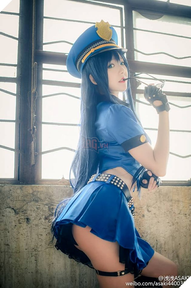 Cosplay nữ cảnh sát trưởng Caitlyn cực sexy và gợi cảm, bạn có sẵn sàng để... đi tù?