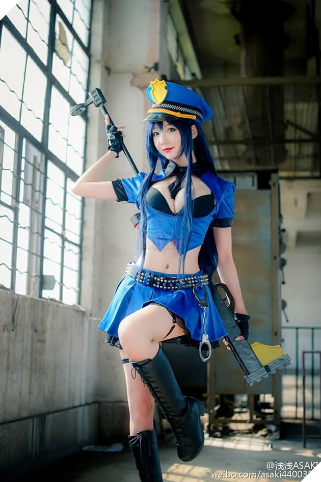 Cosplay nữ cảnh sát trưởng Caitlyn cực sexy và gợi cảm, bạn có sẵn sàng để... đi tù?
