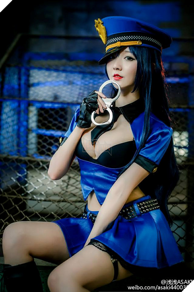 Cosplay nữ cảnh sát trưởng Caitlyn cực sexy và gợi cảm, bạn có sẵn sàng để... đi tù?