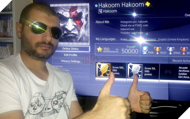 
Hakam Karim chụp hình cùng tài khoản PlayStation max cấp của mình.
