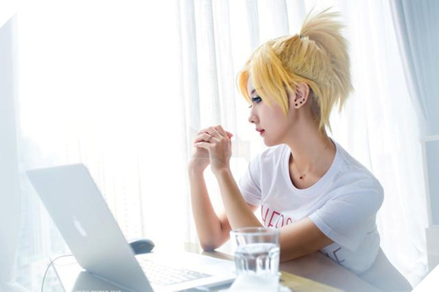 Chảy máu mũi với cosplay nữ tướng Mercy cực gợi cảm trong Overwatch