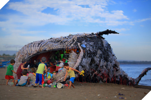 Hình nộm Cá voi khổng lồ chết tại bờ biển Phillipines khiến nhiều người dân tò mò