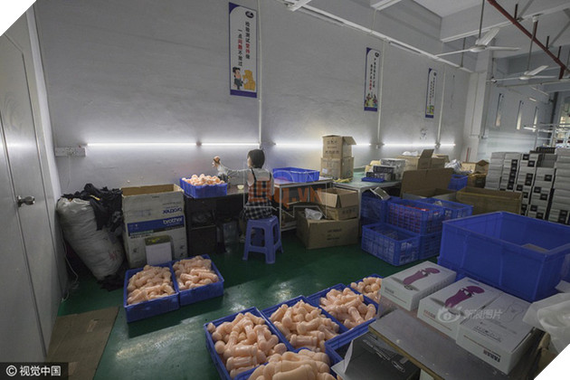 Nghẹn ngào trước tâm tư của cô gái 18 tuổi với cuộc sống công nhân ở nhà máy sản xuất đồ chơi tình dục - ảnh 11