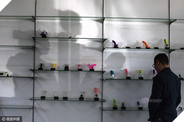 Nghẹn ngào trước tâm tư của cô gái 18 tuổi với cuộc sống công nhân ở nhà máy sản xuất đồ chơi tình dục - ảnh 1