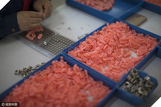 Nghẹn ngào trước tâm tư của cô gái 18 tuổi với cuộc sống công nhân ở nhà máy sản xuất đồ chơi tình dục - ảnh 6