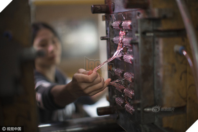 Nghẹn ngào trước tâm tư của cô gái 18 tuổi với cuộc sống công nhân ở nhà máy sản xuất đồ chơi tình dục - ảnh 8