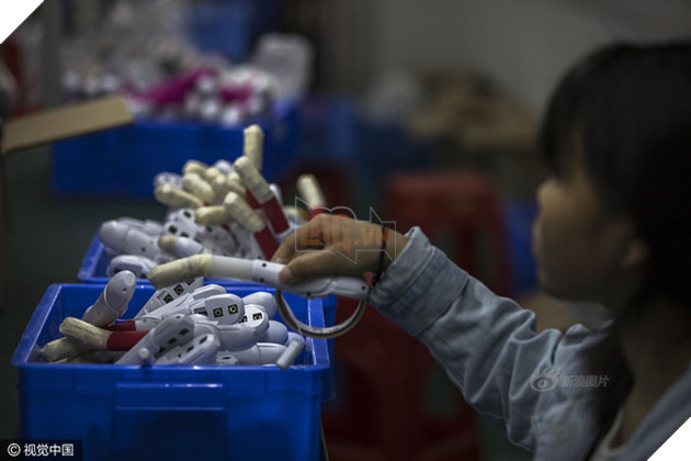 Nghẹn ngào trước tâm tư của cô gái 18 tuổi với cuộc sống công nhân ở nhà máy sản xuất đồ chơi tình dục - ảnh 9