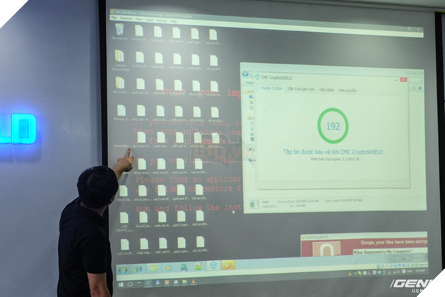 
Ông Triệu Trần Đức (Tổng giám đốc CMC InfoSec) trình diễn khả năng của CMC CryptoShield trực tiếp trên sân khấu
