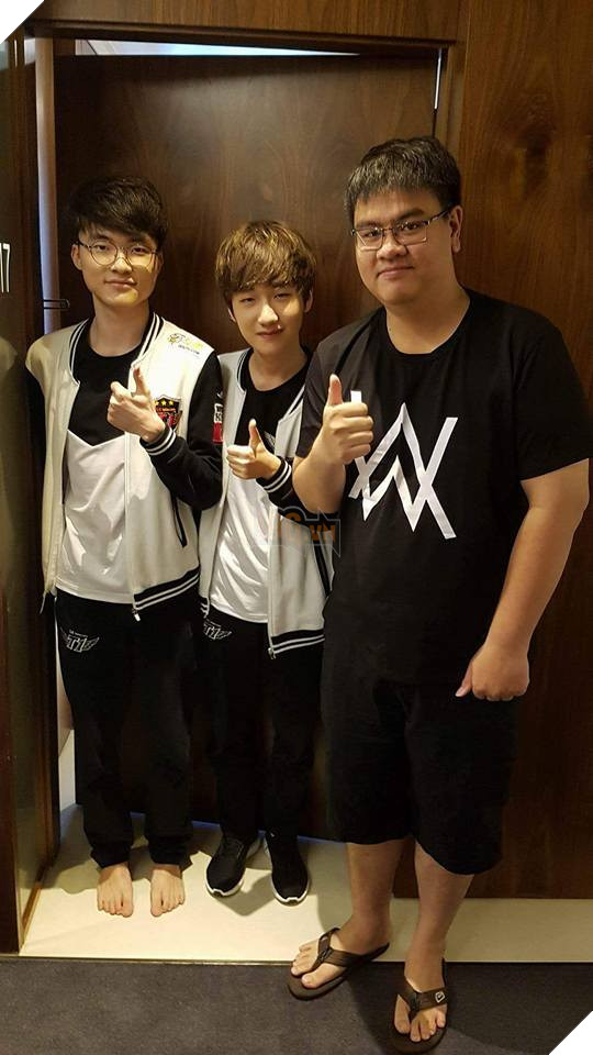 
Bang chụp với Faker và Peanut
