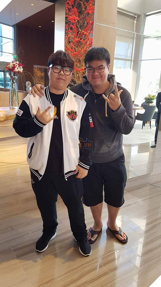 
Archie chụp với Wolf
