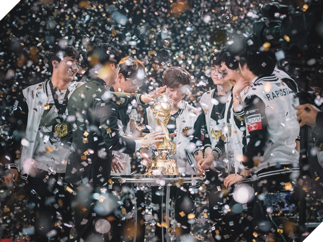 Dù vô địch 2 lần CKTG, ngôi sao SKT T1 vẫn như bao người bình thường khác, khoe áo có chữ ký thần tượng của mình