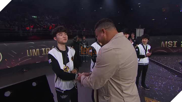 Dù vô địch 2 lần CKTG, ngôi sao SKT T1 vẫn như bao người bình thường khác, khoe áo có chữ ký thần tượng của mình