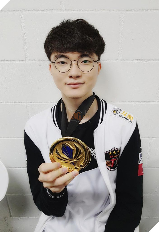 Dù vô địch 2 lần CKTG, ngôi sao SKT T1 vẫn như bao người bình thường khác, khoe áo có chữ ký thần tượng của mình