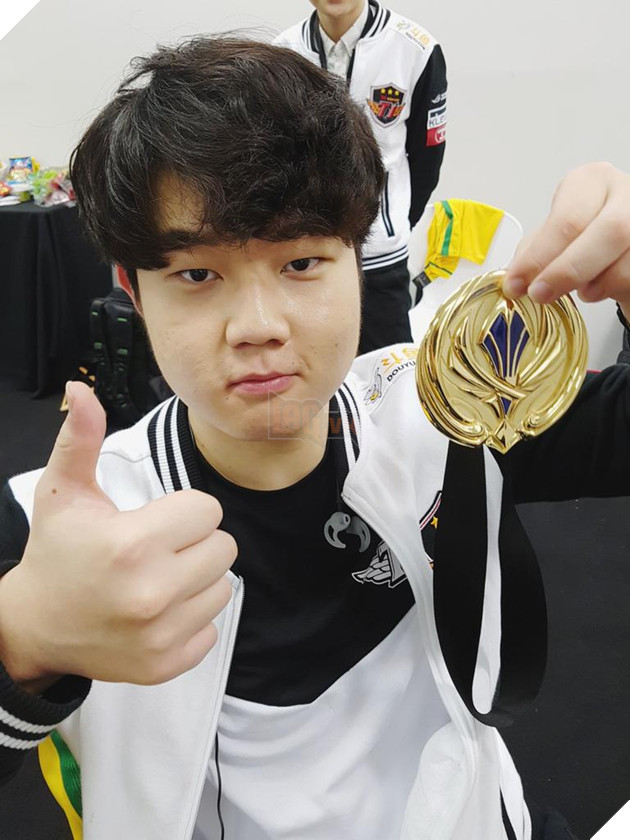 Dù vô địch 2 lần CKTG, ngôi sao SKT T1 vẫn như bao người bình thường khác, khoe áo có chữ ký thần tượng của mình