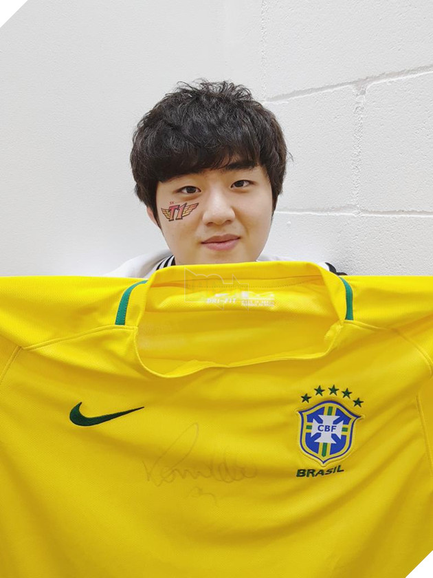 
Bang vui mừng khoe áo có chữ ký của thần tượng
