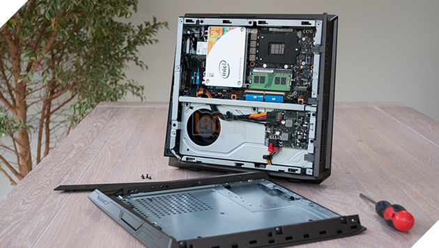 Lác mắt nhìn máy tính nhỏ như cuốn sách nhưng chiến được mọi game khủng trên đời