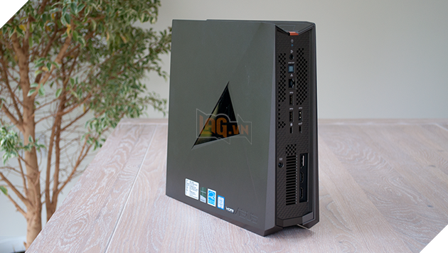 Lác mắt nhìn máy tính nhỏ như cuốn sách nhưng chiến được mọi game khủng trên đời