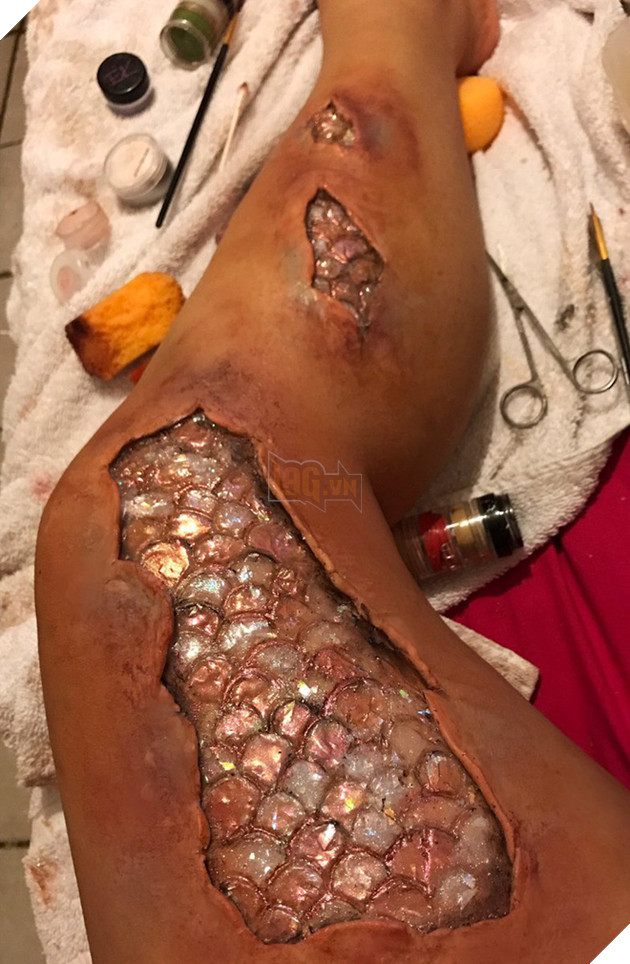 Đôi chân nàng tiên cá bong tróc khiến nhiều người không tin nổi vào mắt mình - Ảnh 1.