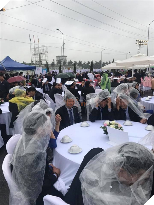 Nghe nói đây là tiệc cưới được tổ chức ngoài trời, mưa to là thế nhưng khách vẫn chùm ni lông ngồi dự tiệc, không ai bỏ về luôn ấy.