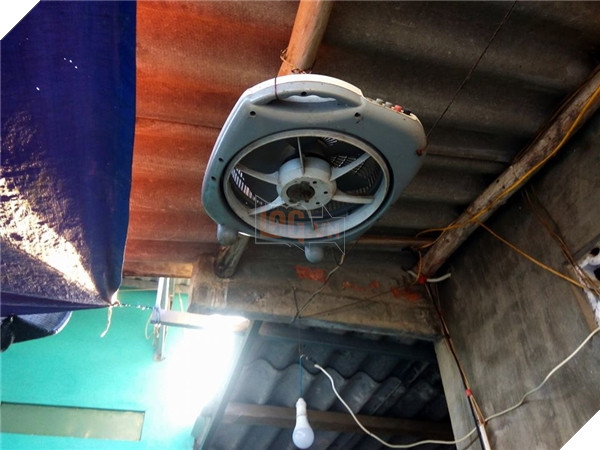 Khi quạt trần bị hỏng và bạn là đứa có óc "sáng tạo" tuyệt vời thì chẳng điều gì là không thể!