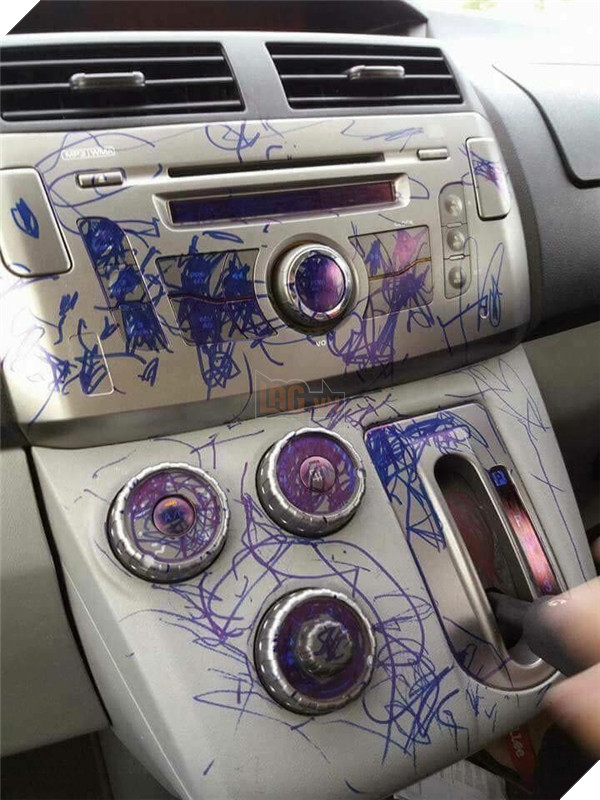 Chỉ đôi phút lơ là thôi đấy... Thấy bảo đây là bài về nhà cô giáo giao cho bé vẽ ô tô gia đình...