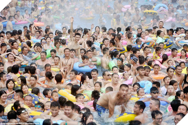 Người dân tại một bể bơi Trùng Khánh