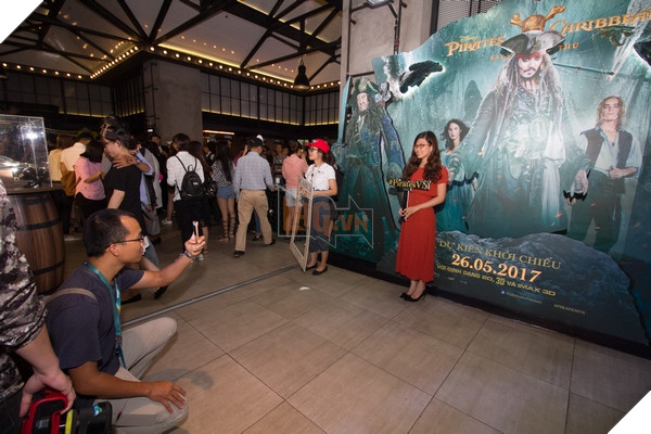 Khán giả chụp hình với Background