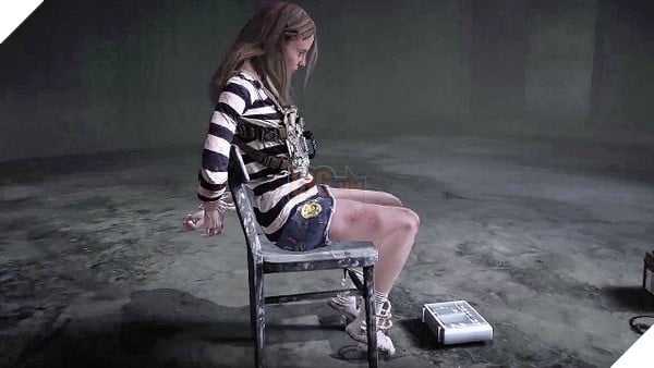 Hình ảnh cô gái bị bắt cóc bị trói trên ghế cùng quả bom gài trên người